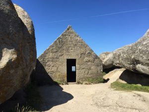 Méneham - Chapelle dans les rochers